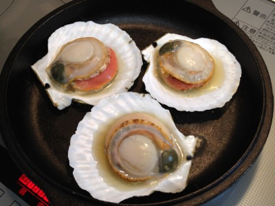 ホタテはコンボクッカーのフタの方で焼きます