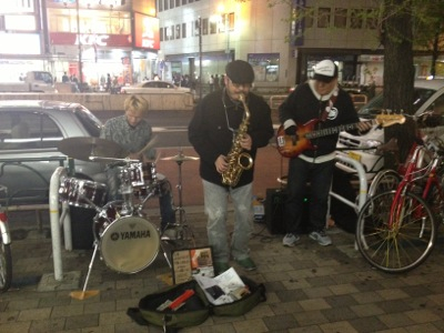 サックスの音につられ