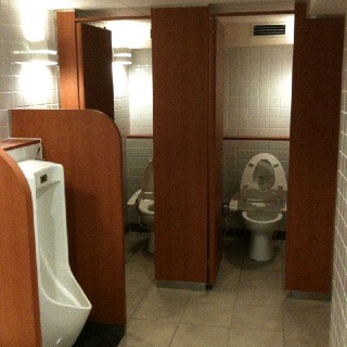 高円寺高架下の、地下のトイレがキレイになってたお！(・∀・)